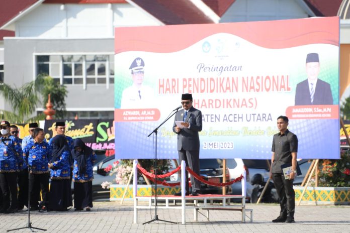 Azwardi penghargaan, Pj Bupati Aceh Utara Azwardi Abdullah saat memimpin Apel Peringatan Hari Pendidikan Nasional (Hardiknas) 2023 di lapangan upacara Landing, Lhoksukon, Selasa (2/5/2023). Foto: Komparatif.ID/Fuad Sap