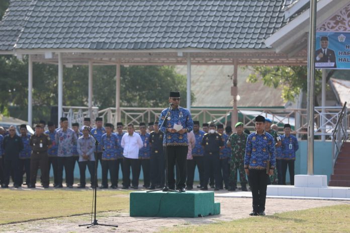 Pj Walikota Lhokseumawe Dr. Drs. Imran,M.Si saat memimpin upacara peringatan Hari Pendidikan Nasional di Lapangan Hiraq. Selasa (2/5/2023). Foto: HO for Komparatif.ID.