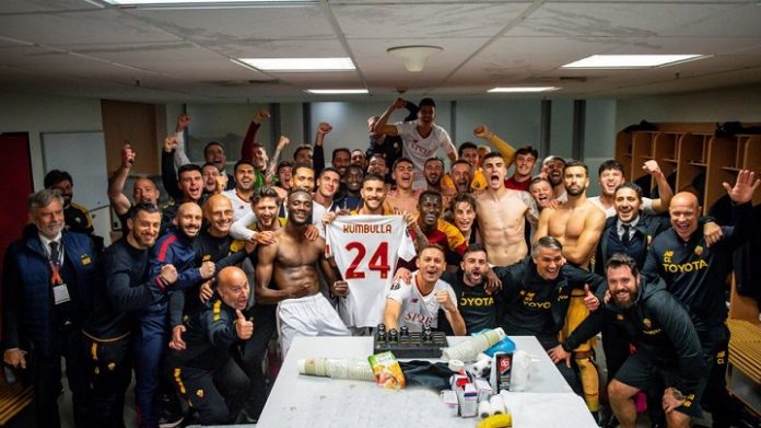 Pemain dan ofisial AS Roma merayakan kemenangan di ruang ganti usai memastikan satu tiket di final UEL 2023. Foto: asroma.com.