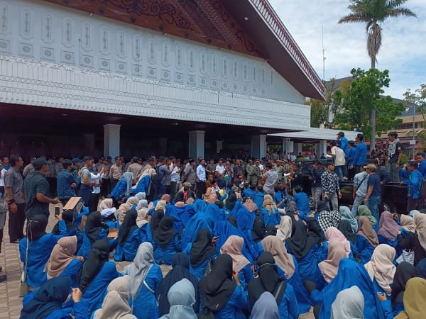 Demo Ratusan mahasiswa FEB UIN Ar-Raniry menggelar demo menolak ide revisi Qanun LKS di halaman Kantor DPRA, Banda Aceh, Rabu (24/5/2023). Foto: Komparatif.ID/Fuad Saputra.