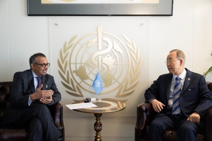 Direktur Jenderal WHO Dr. Tedros Adhanom Ghebreyesus (kiri) saat bertemu eks Sekretaris Jenderal (Sekjen) PBB Ban Ki-moon. Foto: Twitter: Dr. Tedros.
