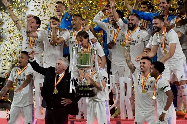 FveorXfXgAA2mH1 Pemain Real Madrid merayakan keberhasilan mereka meraih gelar Copa del Rey 2023, mengakhiri penantian 10 tahun. Foto: MadridXtra.