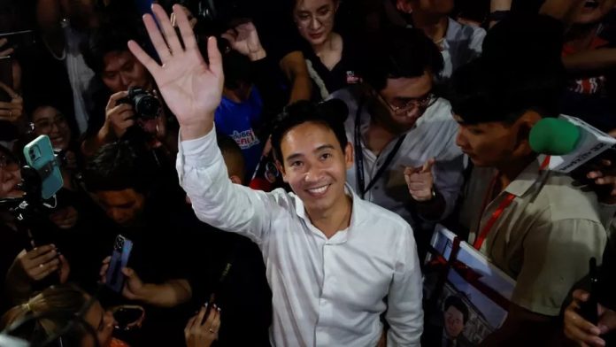 reformis, Pita Limjaroenrat, pimpinan Move Forward Party menyapa pendukungnya usai partainya memenangi Pemilu Thailand. Foto: AJEnglish.