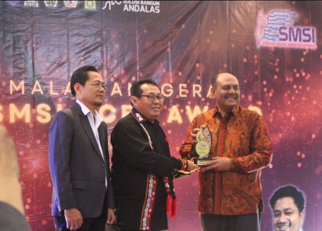 Ali Basrah Memiliki rekam jejak yang positif, SMSI Aceh memberi penghargaan kepada Ali Basrah sebagai Anggota DPRA Penggerak Pembangunan Daerah Pemilihan”. Foto: Komparatif.ID/Fuad Saputra.
