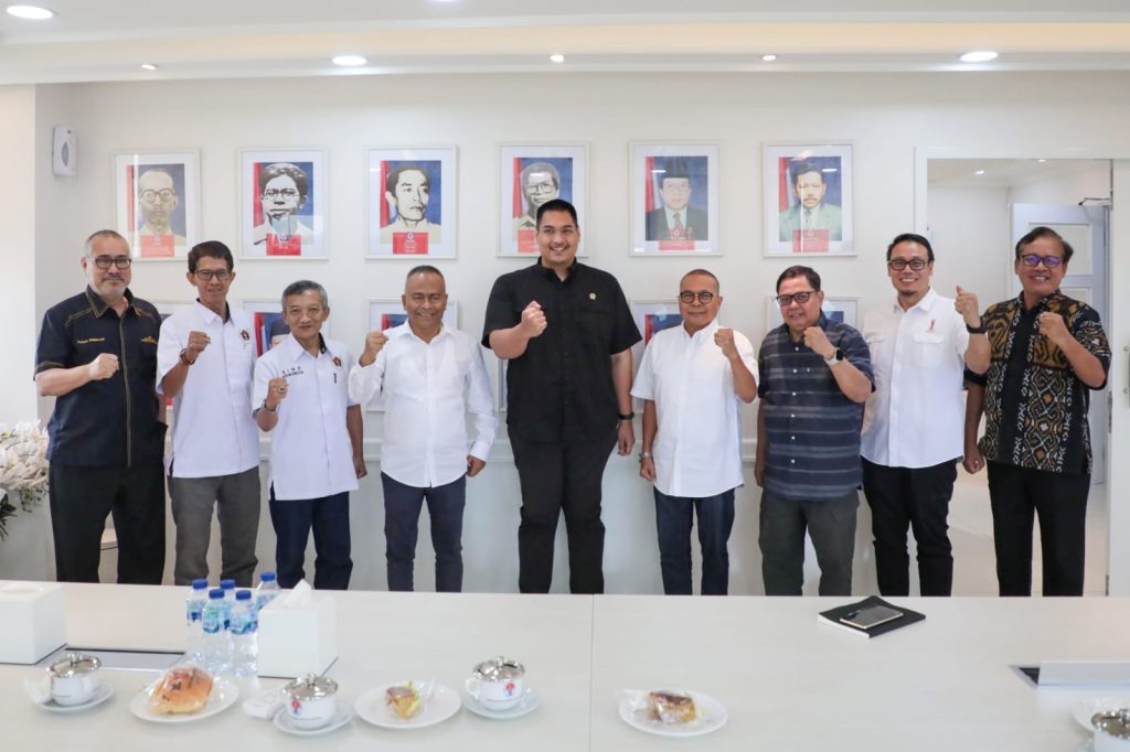 Kemenpora, Menteri Pemuda dan Olahraga Republik Indonesia (Menpora RI) Dito Ariotedjo menerima Ketua Umum Persatuan Wartawan Indonesia (PWI) Pusat, Atal S Depari di Lantai 10, Kemenpora, Senayan, Jakarta. Selasa (2/5/2023). Foto:Egan/Kemenpora.