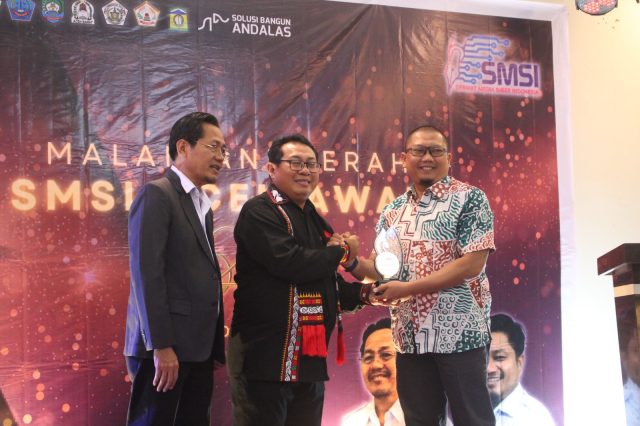 PT BAS PT Bank Aceh Syariah (BAS) menerima penghargaan SMSI Aceh Award (SAA) 2023 sebagai perbankan peduli UMKM. Foto: Komparatif.ID/Fuad Saputra.