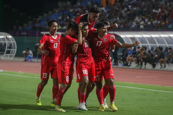 SEA Games 2023 Timnas Indonesia berhasil menang tipis 2-1 atas tuan rumah Kamboja di Grup A SEA Games 2023. Hasil ini membuat Indonesia lolos ke semifinal dengan status juara grup. Foto:Egan/Kemenpora.