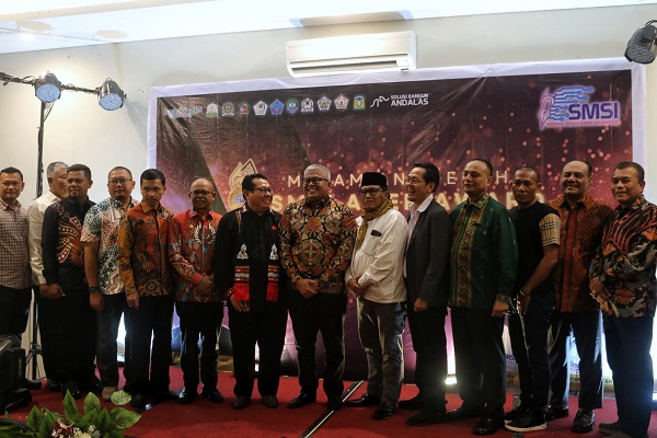 SMSI Award 2023 SBA, Ketua SMSI Pusat Firdaus, Sekda Aceh Bustami, dan Ketua SMSI Aceh Aldin NL berfoto bersama seluruh penerima SMSI Aceh Award 2023 di Hotel Parkside Gayo Petro, Takengon, Senin (8/5/2023). Foto: Komparatif.ID/Fuad Saputra.
