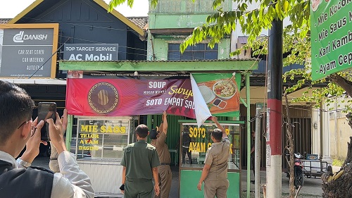 Satpol PP Satpol PP & WH Banda Aceh didampingi The Aceh Institute (AI) mengamankan puluhan iklan rokok ilegal, Selasa (16/5/2023). Foto: HO for Komparatif.ID.