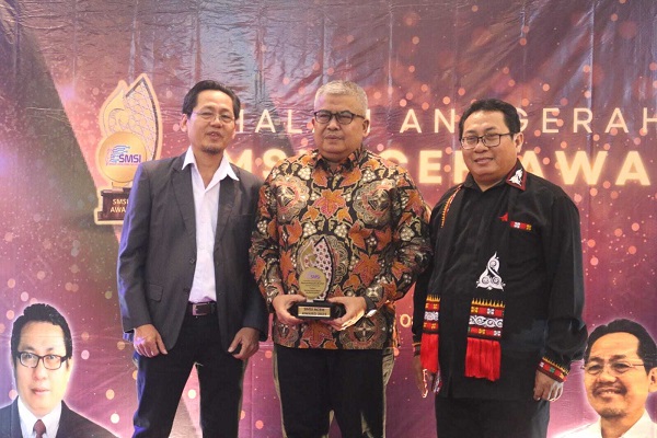 Sekda Sekretaris Daerah (Sekda) Aceh Bustami saat menerima anugerah SMSI Aceh Award (SAA) 2023 di Hotel Parkside Gayo Petro, Takengon, Senin malam (8/5/2023). Foto: Komparatif.ID/Fuad Saputra.