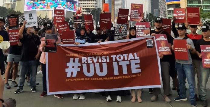 UU ITE Puluhan korban kriminalisasi dan masyarakat umum yang tergabung dalam Koalisi Serius mendesak Pemerintah merevisi total UU ITE, Jakarta, Minggu (28/5/2023). Foto: for Komparatif.ID.