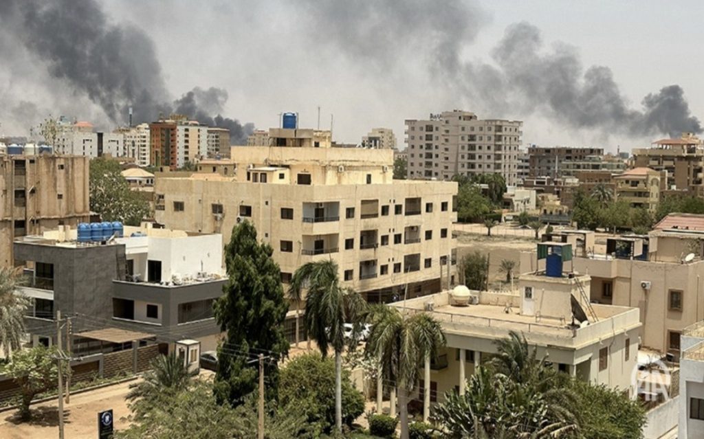 Ibukota Sudan, Khartoum menjadi medan perang mematikan usai konflik yang kini makin memanas. Foto: Bernama.
