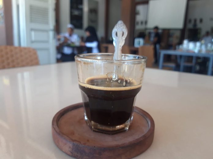 Sajian kopi Espresso Robusta di Portugis Caffee keude Lamno. Foto: Komparatif.ID/Muhajir Juli.