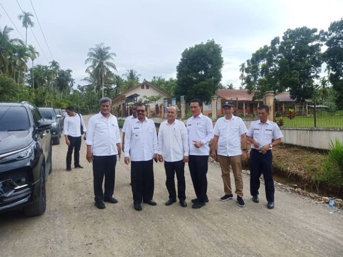 Azwardi (1) Pj Bupati Aceh Utara Azwardi Abdullah saat meninjau pembangunan jalan Simpang 4 ALue Buekah-Keude Seumirah. Foto: for Komparatif.ID.