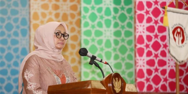 Dekranasda Aceh Wakil Ketua Harian Dekranasda Aceh, Mellani Subarni, saat memberikan sambutan pada acara penutupan Rakerda Dekranasda di Balee Rumoh Agam, Tapaktuan, Sabtu (17/6/2023). Foto: Humas.