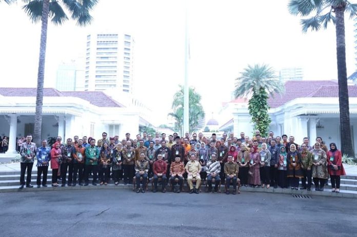 Wakil Presiden RI KH Ma’ruf Amin saat berfoto bersama Menteri dan 21 Kepala Daerah Kabupaten/Kota yang menjadi pilot project MPP Digital di Istana Wapres, Jakarta, Selasa (20/6/2023). Foto: Ho for Komparatif.ID.