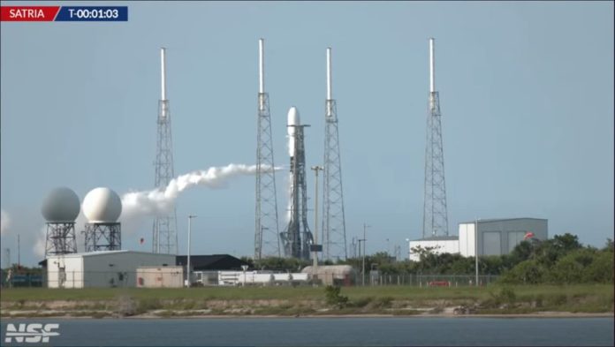 Peluncuran Satria-1 Situasi peluncuran satelit Satria-1 dari landasan Cape Canaveral, Florida, Senin (19/6/2023). Foto: tangkapan layar Youtube NASASpaceflight.