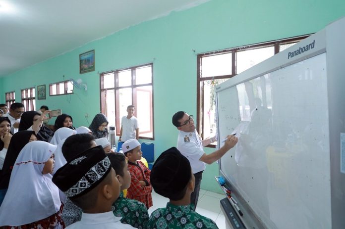 Pj Walikota Banda Aceh Monev Pj Wali Kota Banda Aceh, Bakri Siddiq, melakukan monitoring dan evaluasi (monev) pembelajaran metode gasing di SDN 2 Banda Aceh, Rabu (31/5/2023). Foto: for Komparatif.ID.