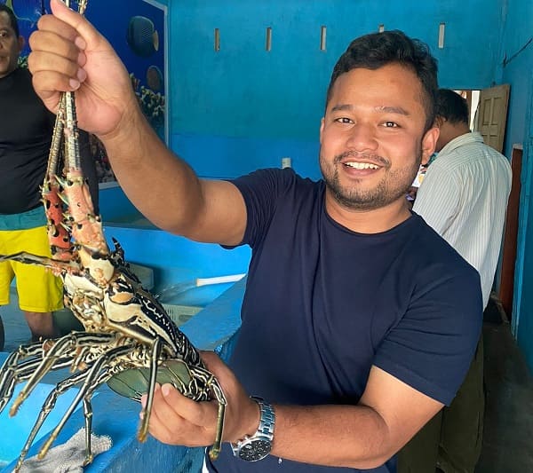 Pose with lobster (1) Roza sahputra