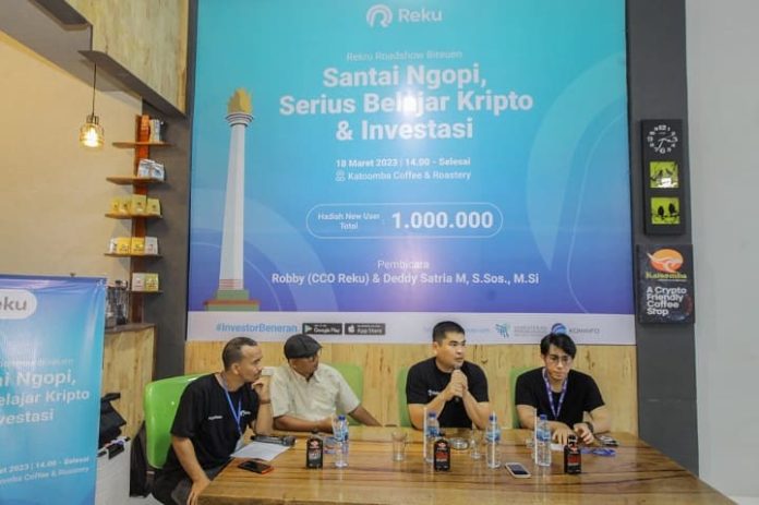 Rekru Roadshow 2023 yang digelar oleh plaform Reku di Katoomba Cafe, Bireuen. Foto: for Komparatif.ID.