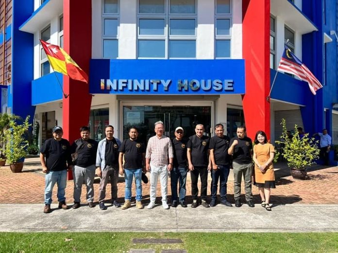 Warek IV USK Ian James (tengah) CEO Central Spectrum Infinity diapit Warek IV USK Prof. Dr. Taufik Saidi (kiri) dan CEO PT Trans Continent Ismail Rasyid (kanan) saat berkunjung ke pergudangan Infinity di Port Klang, Malaysia. Foto: HO for Komparatif.ID.