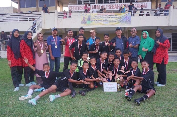 Tim sepak bola SMP Negeri 7 Lhokseumawe berhasil menjuarai turnamen Gala Siswa Indonesia (GSI) tingkat Kota di Stadion Arun, Minggu (16/7/2023). Foto: Komparatif.ID/Muzakkir.