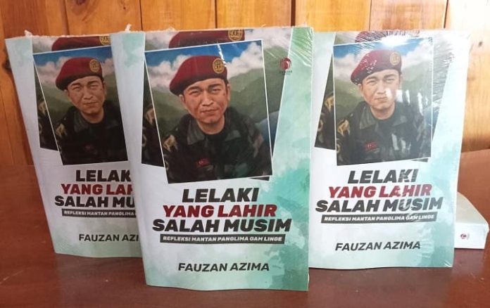 Buku “Lelaki Yang Lahir Salah Musim: Refleksi Mantan Panglima GAM Linge". Foto: Ho for Komparatif.ID.