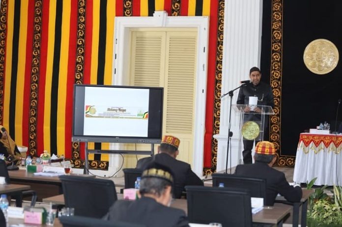 Waliyul ‘Ahdi Wali Nanggroe, H. Muzakir Manaf saat membuka Sidang Raya Lembaga Wali Nanggroe 2023 di Pendopo Wali Nanggroe, Aceh Besar, Kamis (20/7/2023). Foto : Ho for Komparatif.ID.