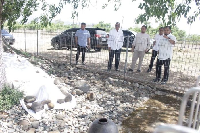 Makam Teungku Dilungkeung Pj Bupati Aceh Besar Muhammad Iswanto S.STP, MM melihat beberapa sudut makam saat berziarah ke Makam Teungku Syeh Tuan Dilungkeung di Gampong Blang, Kecamatan Blang Bintang Aceh Besar, Jumat (21/7/2023). Foto: MC ACEH BESAR.