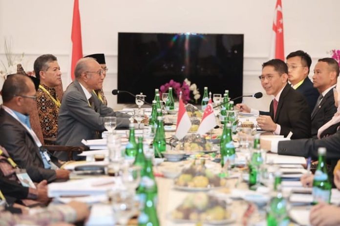 Wali Nanggroe Aceh PYM Tgk. Malik Mahmud Al Haythar saat bertemu dengan Menteri Kedua Pendidikan dan Luar Negeri Singapura Dr. Mohamad Maliki Bin Osman di Meuligoe Wali Nanggroe, Aceh Besar, Kamis (13/7/2023) malam. Foto: Ho for Komparatif.ID.