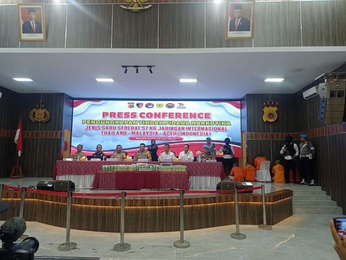 Konferensi pers kasus tindak pidana narkotika jenis sabu seberat 57 Kg yang melibatkan jaringan internasional Thailand, Malaysia, Indonesia, di Aula Presisi Polda Aceh, Rabu (12/7/2023). Foto: Komparatif.ID/Rizki Aulia Ramadan.