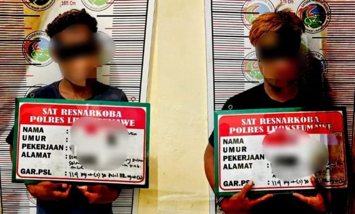 Tim Opsnal Satresnarkoba Polres Lhokseumawe berhasil menangkap dua orang tersangka ZU (26) dan MS (21), yang diduga terlibat penyediaan narkotika jenis sabu. Foto: Ho for Komparatif.ID.
