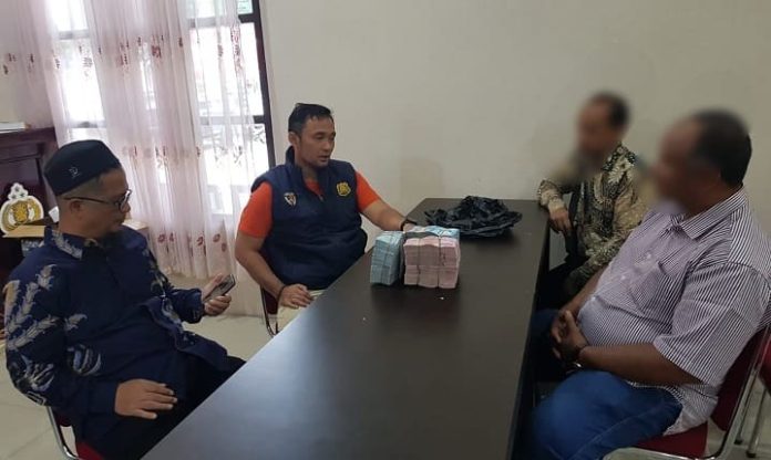 Ditreskrimsus Polda Aceh sita uang senilai Rp270 juta terkait kasus ambruknya RS Regional Aceh Tengah. Foto: Ho for Komparatif.ID.