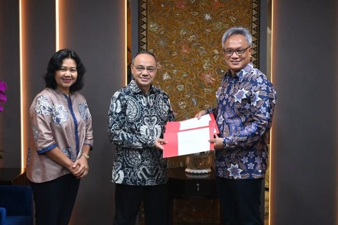 Kemlu RI menerima tiga sertifikat dari UNESCO terkait penetapan Hikayat Aceh sebagai Ingatan Kolektif Dunia. (Foto: dok. Kemlu)