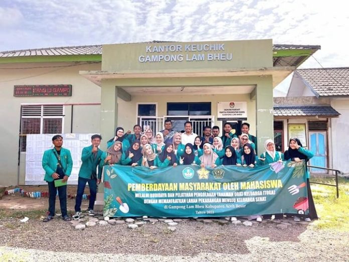 USK dan Abulyatama 25 mahasiswa Fakultas Pertanian USK dan Abulyatama gelar program budi daya tanaman TOGA di Gampong Lam Bheu, Kecamatan Darul Imarah. Foto: Ho for Komparatif.ID.