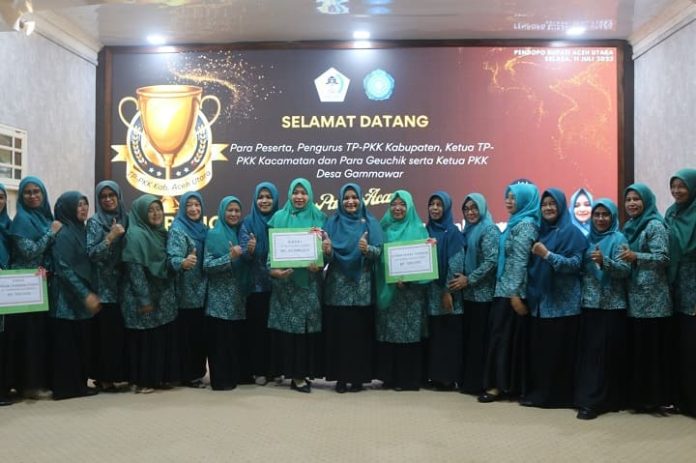 Gammawar Aceh Utara mane tunong, Pj Ketua PKK Aceh Utara Nurmaziah, SE,Ak,M.Si saat berfoto bersama juara Gampong Gammawar 2023 dan kader PKK di Pendopo Bupati, Lhokseumawe, Selasa (7/11/2023). Foto: Komparatif.ID/Fuad Saputra.