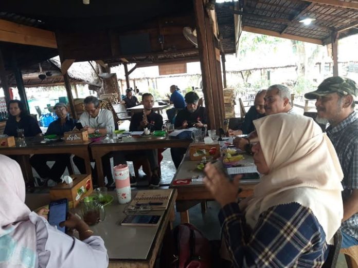 Seniman Aceh yang berhimpun di bawah Majelis Seniman Aceh (MaSA) saat bermusyawarah di Warkop Cut Pango, Banda Aceh, Senin (31/7/2023). Foto: Komparatif.ID/Muhajir Juli.