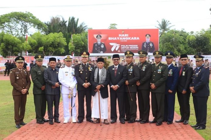 hut bhayangkara Pj Bupati Aceh Utara Azwardi Abdullah saat berfoto bersama usai menghadiri peringatan HUT Bhayangkara ke-77 di Mapolres Aceh Utara, Lhoksukon, Sabtu (1/7/2023). Foto: Ho for Komparatif.ID.