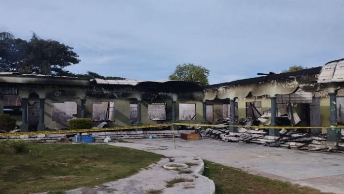 10 kamar santri Rayon Asrama Aligarh Ponpes Darul Amin Gontor 8 Aceh, ludes terbakar api pada Rabu (23/8/2023) pukul 02.00 WIB dini hari. Foto: Ho for Komparatif.ID.