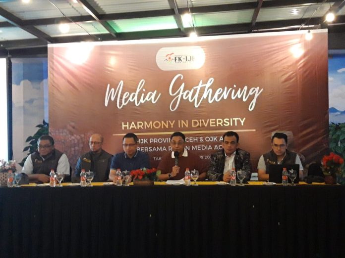 Regional CEO BSI Aceh Wisnu Sunandar (tiga dari kiri) mengatakan, Sabtu (19/8/2023) malam, dari Januari-Juli 2023 lebih kurang 1000 petani kopi telah mendapatkan pendanaan melalui sistem resi gudang bersubsidi. Foto: Komparatif.ID/Muhajir Juli.
