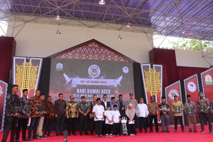 520 orang kombatan, eks tapol, dan korban konflik asal Kabupaten Aceh Jaya mendapatkan sertifikat lahan pertanian pada peringatan Hari Damai Aceh 2023, di i Kompleks Taman Sulthanah Safiatuddin, Banda Aceh, Selasa (15/8/2023). Foto: Komparatif.ID/Rizki Aulia Ramadan.