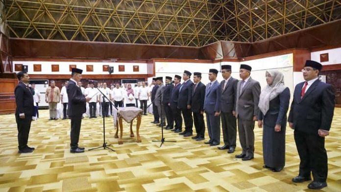 Pj Gubernur Aceh Achmad Marzuki melantik 11 Pejabat Pimpinan Tinggi Pratama di Anjong Mon Mata, Banda Aceh, Rabu (16/8/2023). Foto: Ho for Komparatif.ID.