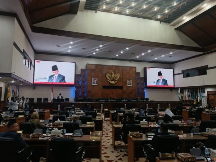 Achmad Marzuki Pj Gubernur Aceh Achmad Marzuki saat menyampaikan Nota Keuangan Raqan APBA-P 2023 di Gedung Utama DPR Aceh, Jumat (29/9/2023). Foto: Komparatif.ID/Fuad Saputra.