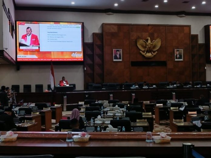 Fraksi Partai Aceh antisiapaso tahun politik, Jubir Fraksi PA DPR Aceh Irfansyah mengatakan fraksinya meminta Pj Gubernur untuk melobi Pemerintah Pusat agar PON Aceh-Sumut diundur ke 2025. Foto: Komparatif.ID/Fuad Saputra.