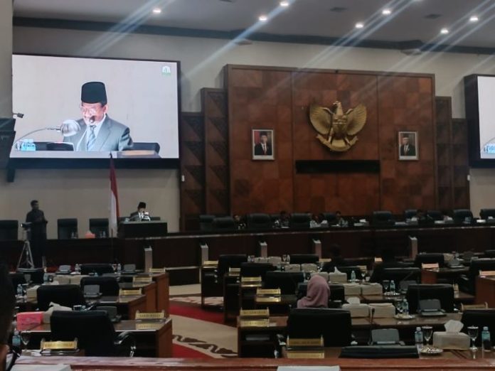 Rincian Dana PON 2024 Tunggu Rencana Induk KONI Pusat, Asisten II Setda Aceh Ir. Mawardi saat membacakan tanggapan Pj Gubernur atas pendapat Banggar DPRA tentang Raqan ABPA-P 2023, Banda Aceh, Sabtu (30/9/2023). Foto: Komparatif.ID/Fuad Saputra.