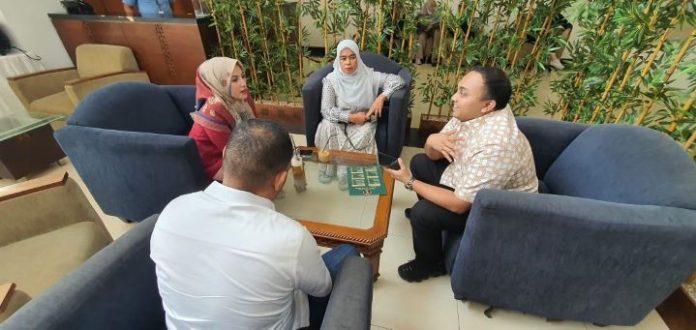 Kepala BPPA pemerintah aceh, Kepala BPPA, Akkar Arafat (tengah) dan ibu almarhum Imam Masykur, Fauziah (kiri) didampingi pengacara keluarga, Yusi Muharnina saat silaturahmi di lobi Mess Aceh, Jakarta Pusat, Rabu (20/9/2023). Foto: Humas BPPA.