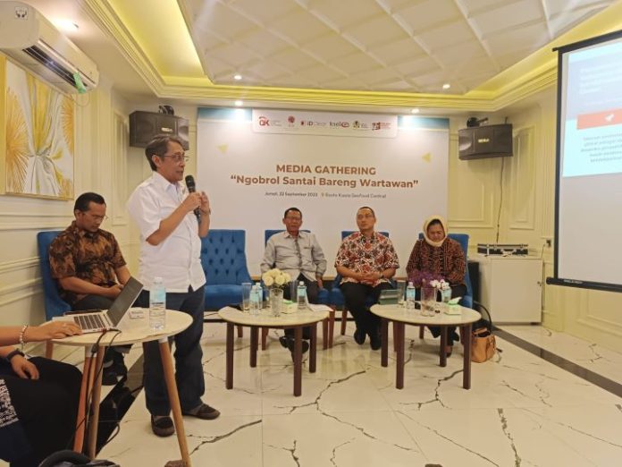 OJK Aceh layanan urun dana, Kepala Departemen Pengaturan dan Pengembangan Pasar Modal OJK, Antonius Hari saat memaparkan Pasar Modal Terpadu di Banda Aceh, Jumat (22/9/2023). Foto: Komparatif.ID/Fuad Saputra.