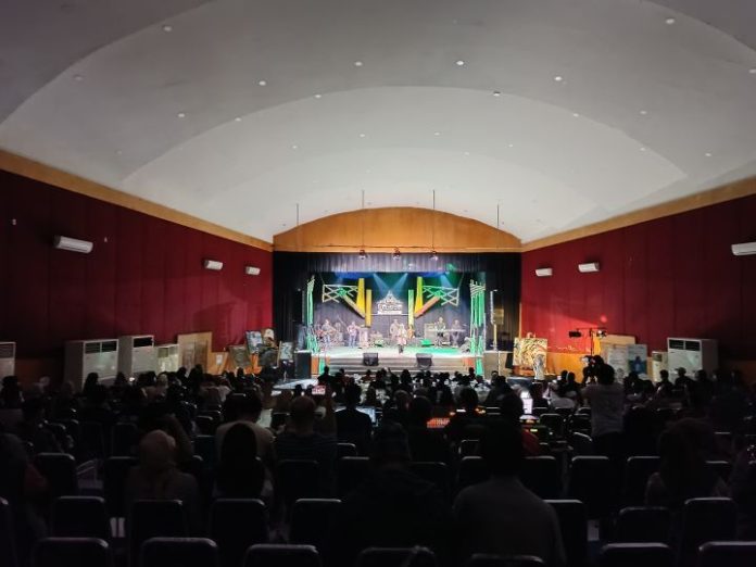 Panggung seniman Sosial Budaya (PaSoBa) yang digelar di Ruang Tertutup Gedung Taman Budaya Aceh Selasa (26/9/2023) malam, berlangsung meriah. Foto: Komparatif.ID/Fuad Saputra.