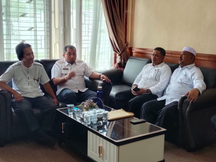 training center, Pj Bupati Muhammad Iswanto saat memberikan arahan persiapan peserta MTQ Aceh Besar di Kantor Dinas Syariat Islam Aceh Besar, Kota Jantho, Rabu (20/9/2023). Foto: DSI Aceh Besar.