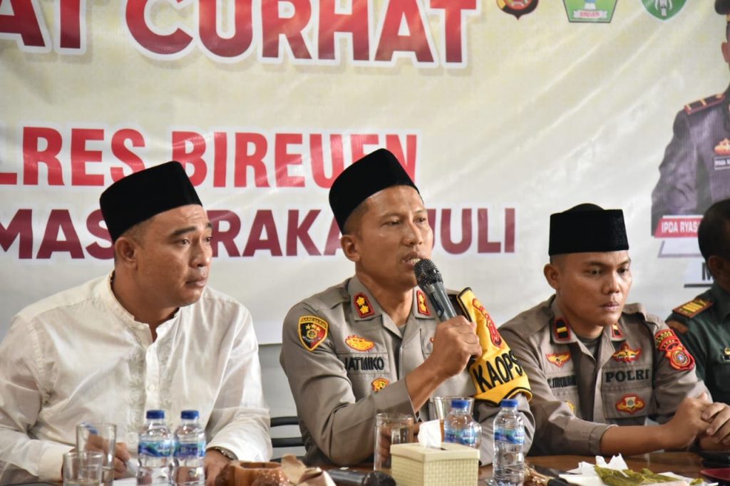 36 gampong di juli, Kapolres Bireuen AKBP Jatmiko (tengah) dan Camat Juli Doli Mardian (kiri) saat bertemu dengan masyarakat pada acara Jumat Curhat di Warkop Katoomba Coffee and Roastery, Blang Keutumba, Jumat (8/9/2023). Foto: Ho for Komparatif.ID